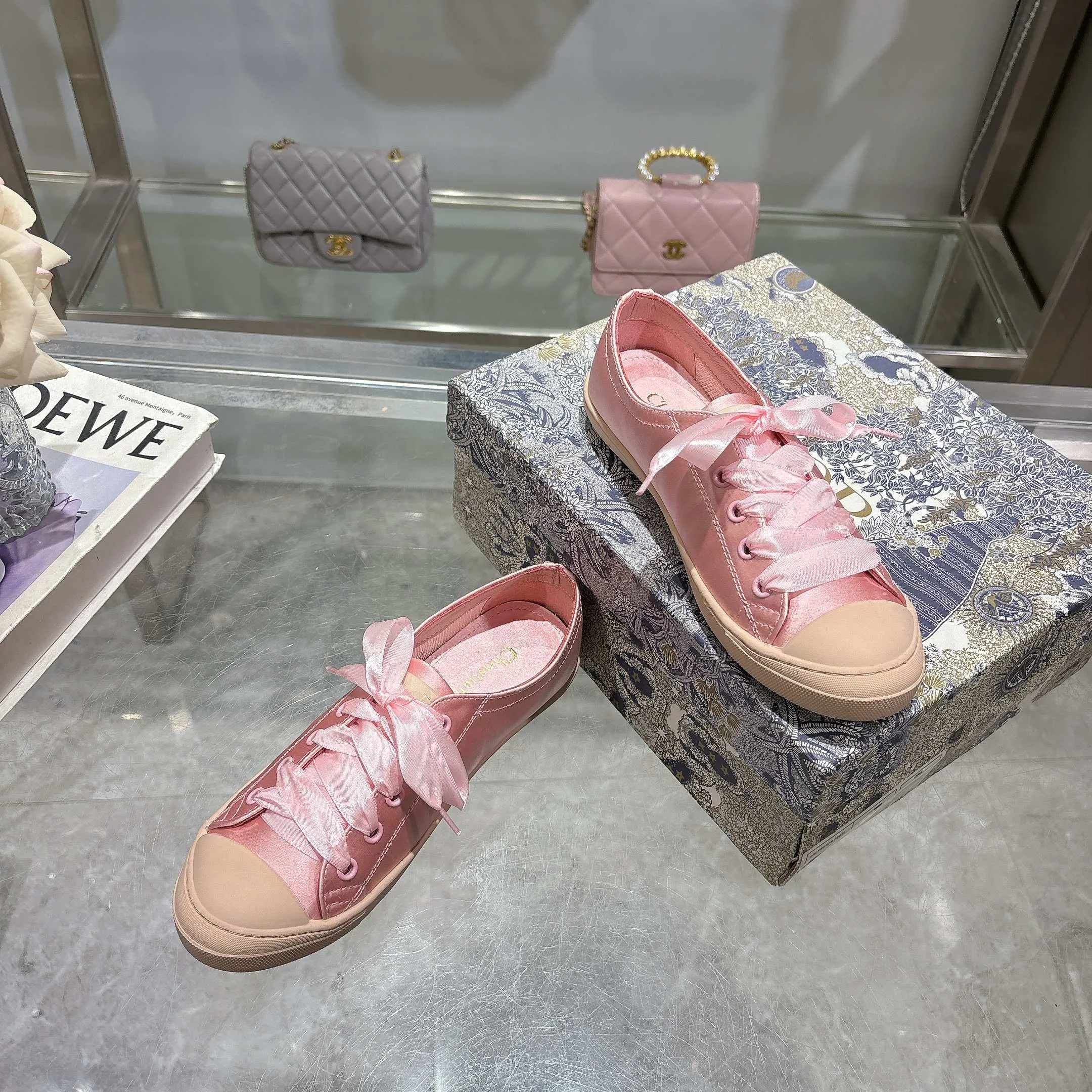 👟👟Ex-factory price 440👟👟 Dior ballet-style casual shoes, the same style as celebrities, satin fabric, breathable mesh lining, sheepskin for feet, wear-resistant rubber sole, size 35-40.